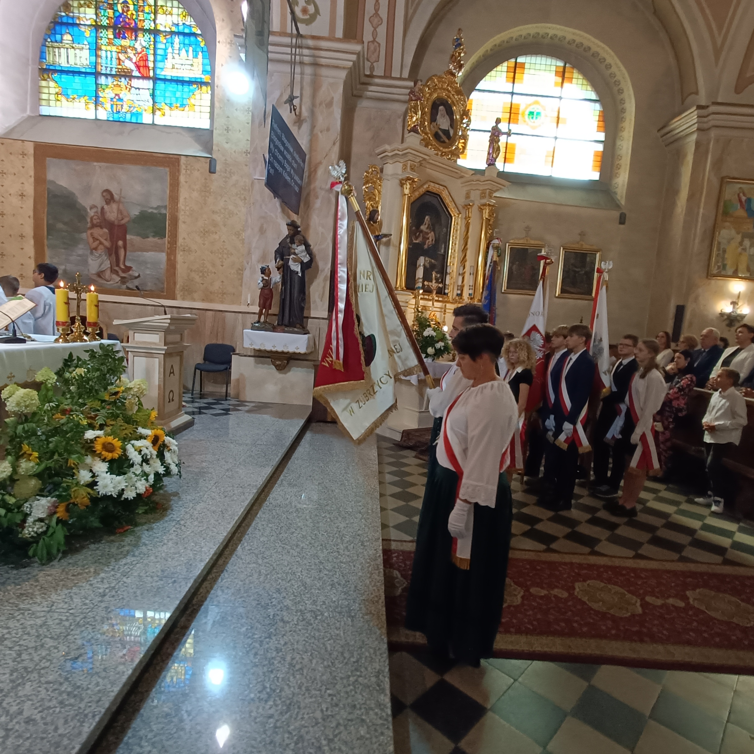 Uroczysta msza św. i poświęcenie sztandaru w kościele parafialnym w Zubrzycy Górnej