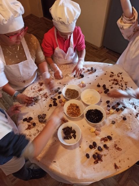 Uczniowie w fabryce czekolady 