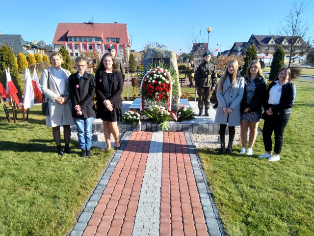 Zdjęcie uczniów naszej szkoły uczestniczących w gminnych obchodach 103 rocznicy odzyskania niepodległości przez Polskę.