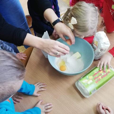 Przygotowywanie ciasta piernikowego przez przedszkolaków